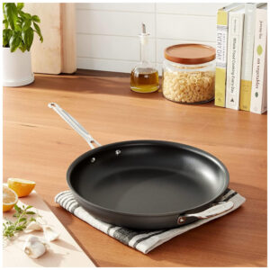 ECTQ8G5OL1000B_4 jpg - Frigideira Antiaderente em Aço Anodizado com Alça Extra, Cuisinart Chefs Classic